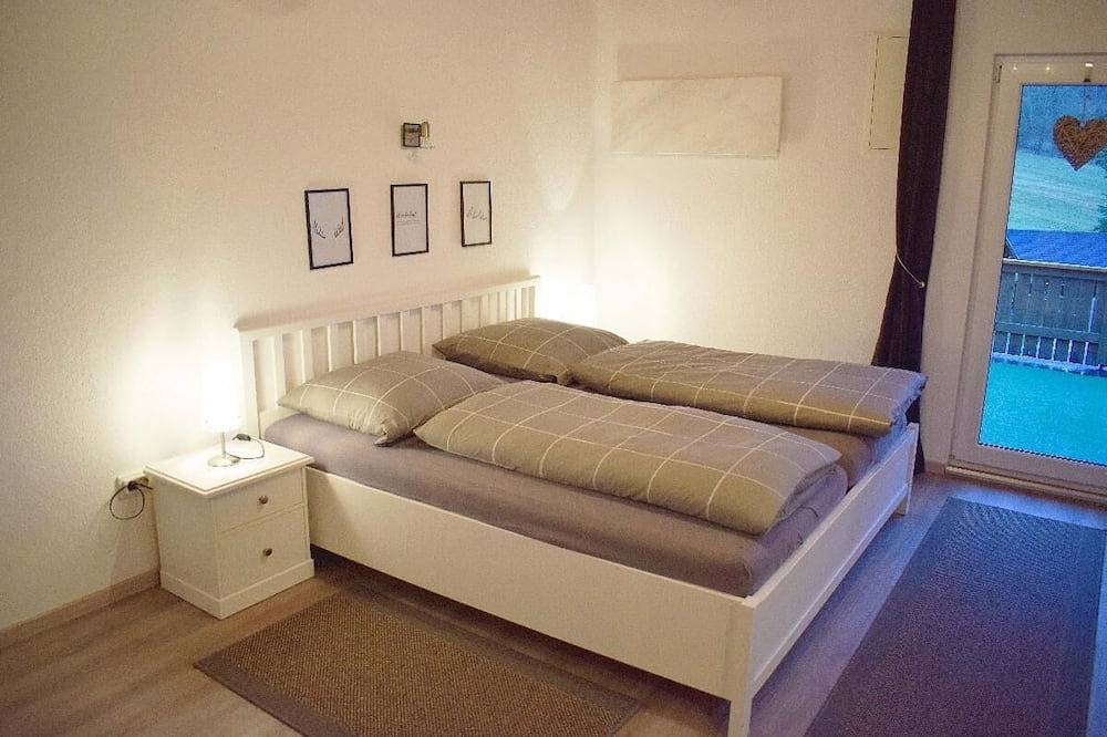 Ganze Wohnung, Gemütliches 32qm Ferienapartment mit Dachterrasse und überdachtem Balkon; kostenfreies Parken und Wlan in Lichtenberg (Oberfranken), Landkreis Hof