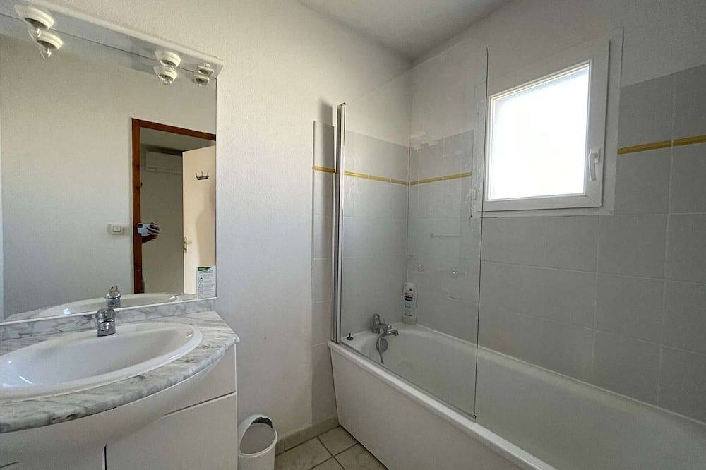 Charming Duplex House in Salavas: Terrace, Pools, Wifi, Pet-Friendly, Sleeps Up to 6 in Salavas, Ardèche