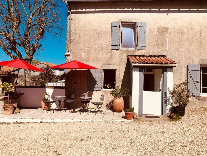 Location de vacances pour 8 personnes, avec Terrasse ainsi que Jardin et Piscine à Gourgé