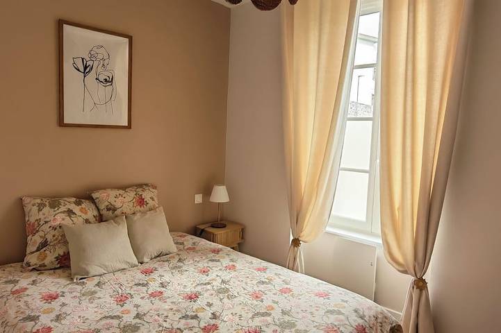 Appartement entier, Suite Adélaïde, Élégance Rétro au cœur de la ville in Landerneau, Région de Brest