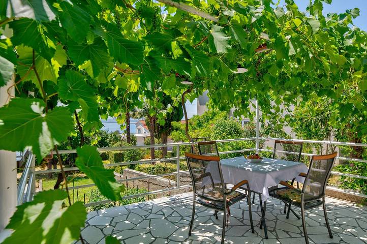 Ganze Wohnung, Lauschiges Apartment nur 200 Meter zum Sandstrand mit Meerblick, Grill, Klima in Crni molo, Crikvenica