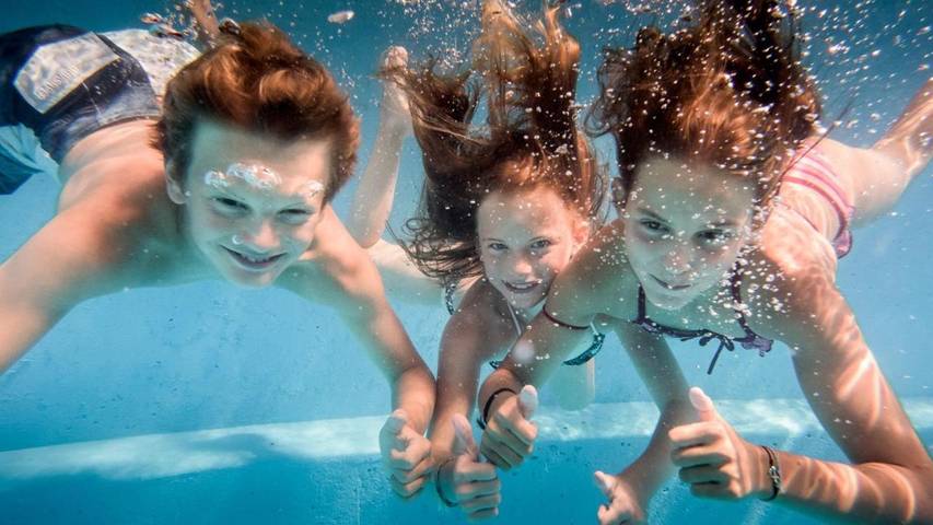 Ferienanlage für 4 Personen, mit Terrasse und Kinderpool sowie Pool und Ausblick in der Schweiz