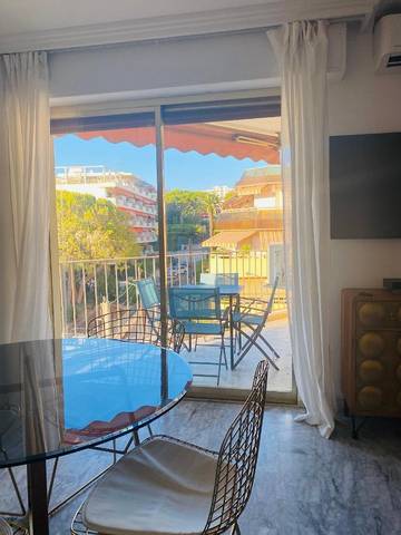 Gîte pour 4 personnes, avec terrasse dans Office De Tourisme De Juan Les Pins