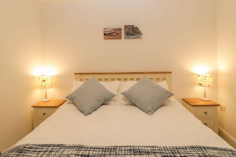 6 Malthouse Court, pet friendly, country holiday cottage in Watchet in Watchet, Somerset