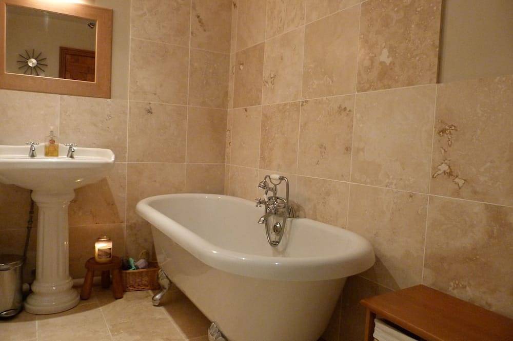 Barley Edge, Beautiful Barn Conversion, Sleeps 10, Grounds overlook Hornsea Mere in Hornsea, East Riding of Yorkshire