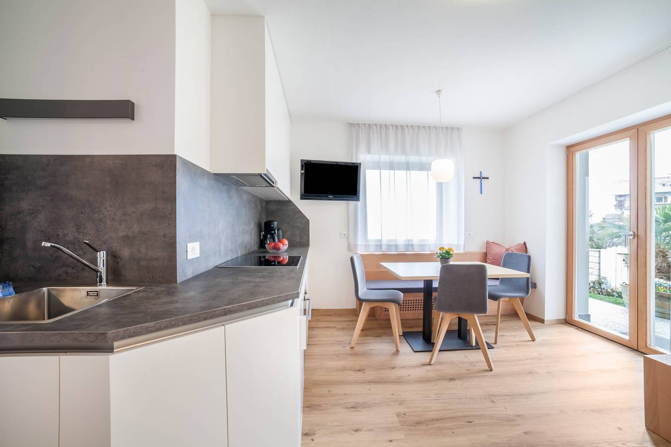 Entire apartment, Apartment "Haus Hohenrain 1" with Mountain View, Pool, Wi-Fi, Terrace & Garden in St. Georgen (Schenna), Schenna