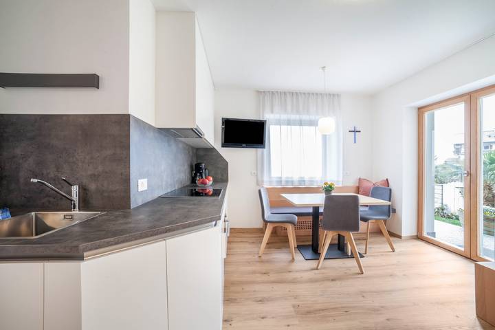 Entire apartment, Apartment "Haus Hohenrain 1" with Mountain View, Pool, Wi-Fi, Terrace & Garden in St. Georgen (Schenna), Schenna