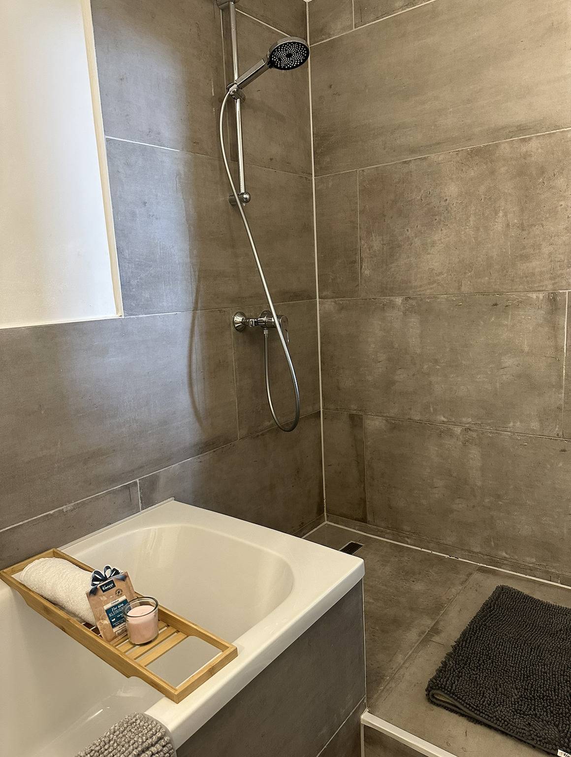 Apartamento entero, Apartamento 'Deluxe Appartement Mit Terrasse' con terraza compartida y Wi-Fi in Duisburgo, Lower Rhine