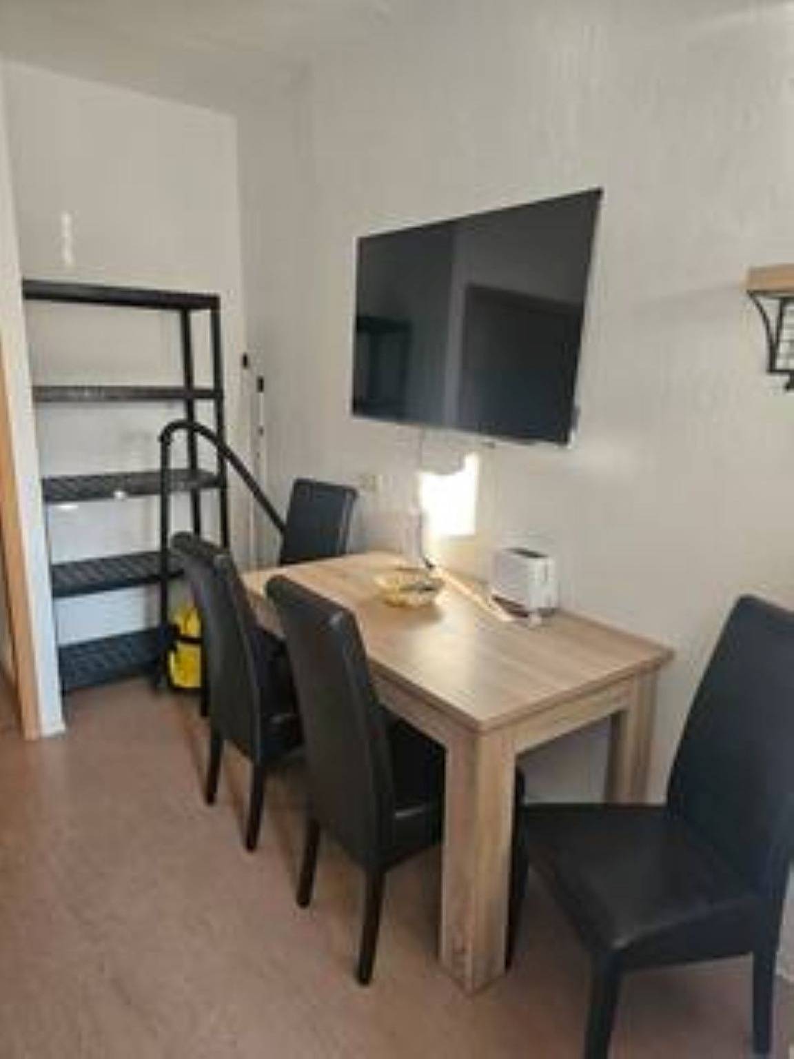 Ganze Ferienwohnung, Voll ausgestattete Monteur- Ferienwohnung direkt an der Raffinerie Leuna in Leuna, Saale-Unstrut