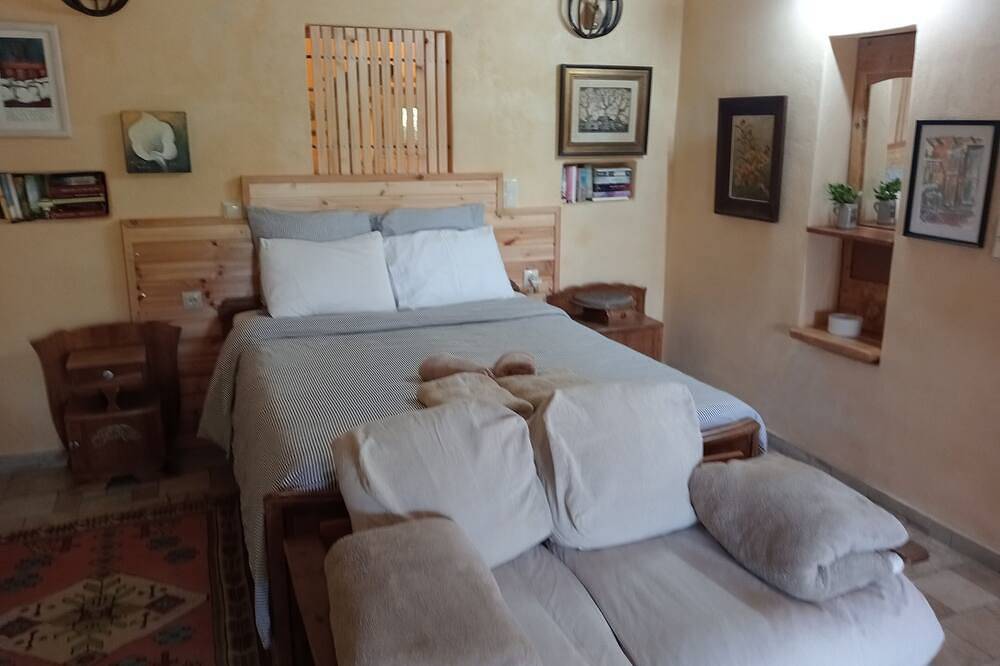 Goatshed, a Romantic Cottage .Sleeps 3.( 2 Ideal )Walk to  long sandy beach. in Messenien