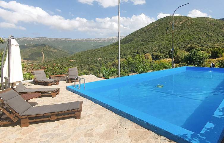 Appartamento a bordo piscina con parcheggio e aria condizionata in Orgosolo, Barbagia