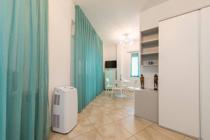 Appartamento intero, Appartamento Casa dell'Elba con vista mare, balcone e Wi-Fi in Piombino, Costa degli Etruschi