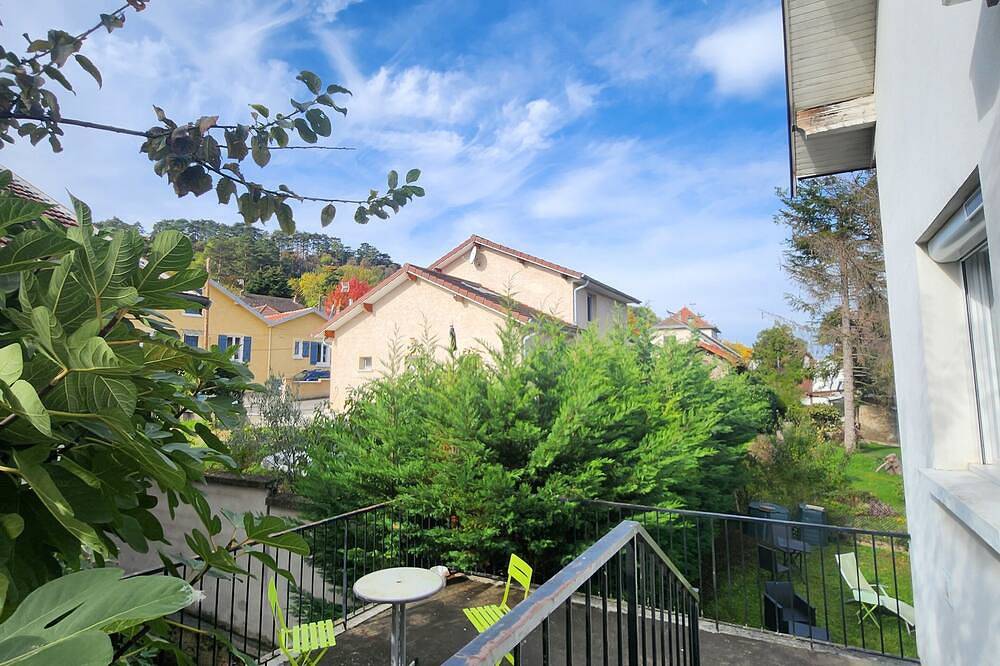 Entire apartment, La chambre de Sophie Studio with garage in quiet location near town center in Lons-le-Saunier, Jura