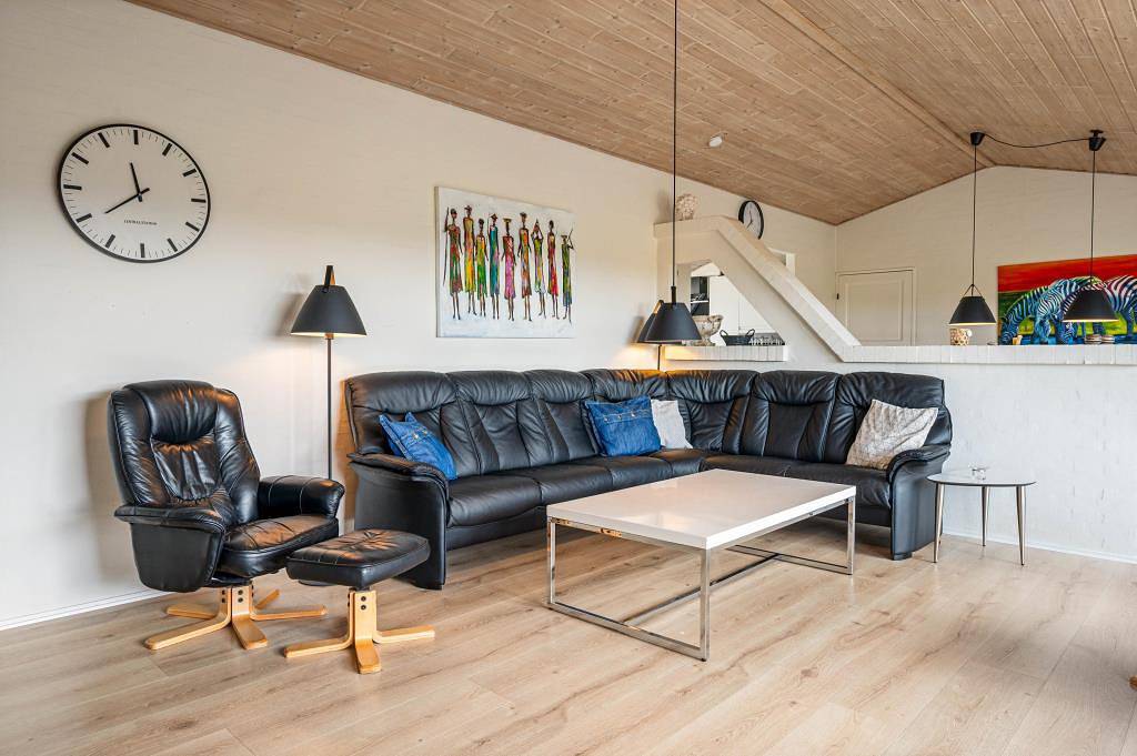 Holiday home for 10 with swimming pool, sauna, hot tub & Ev charging in Bjerregård, Holmsland Klit