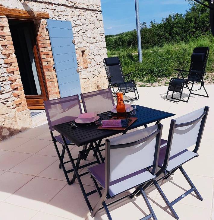 Location de vacances pour 2 personnes, avec vue ainsi que terrasse et jardin à Sault - 3