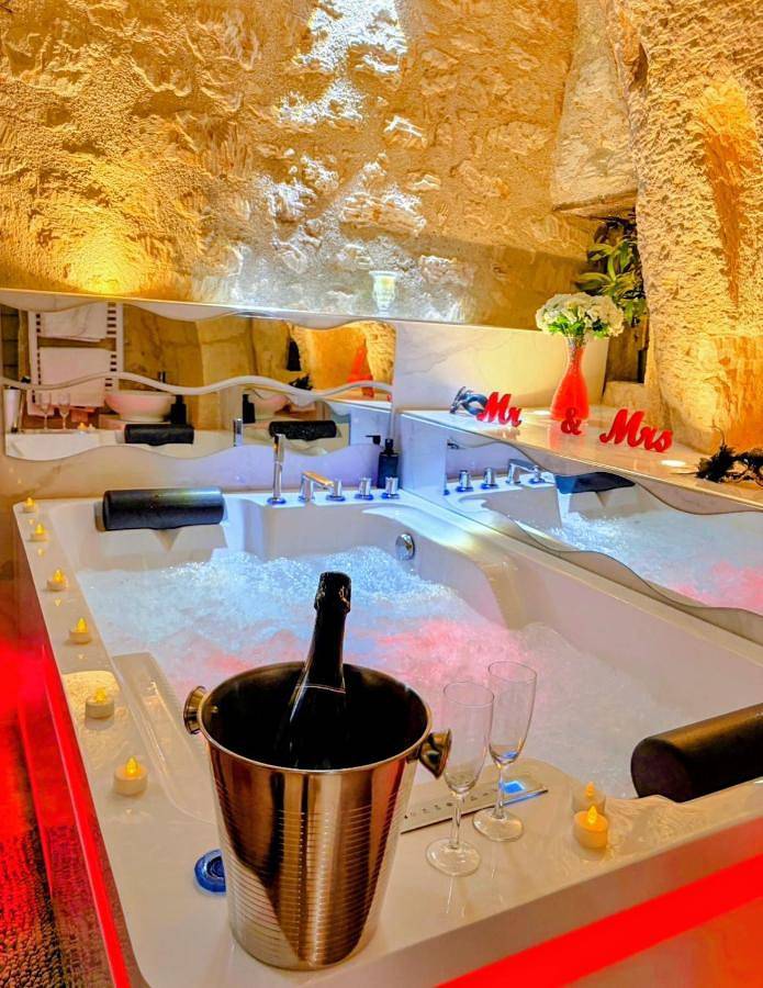 Hôtel pour 2 personnes, avec jacuzzi à Gennes - 3