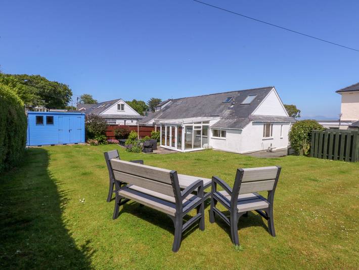 Cottage for 6 people, with garden, with pets in Llanbedrog