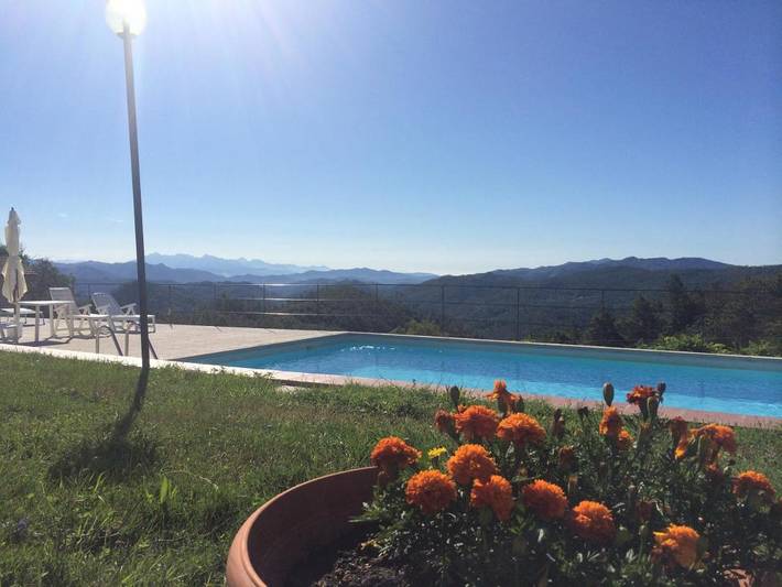 Location de vacances pour 3 personnes, avec Balcon et Terrasse ainsi que Jardin et Piscine à Carro (Liguria)
