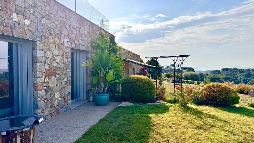 Appartement de vacances pour 4 personnes, avec terrasse ainsi que vue et jardin