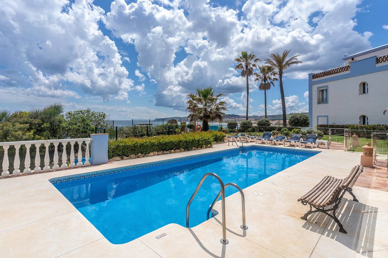 Appartement entier, Appartement 'Penthouse La Perla De Marrakech 1' avec vue sur mer, Wi-Fi et climatisation in Casares Costa, Casares
