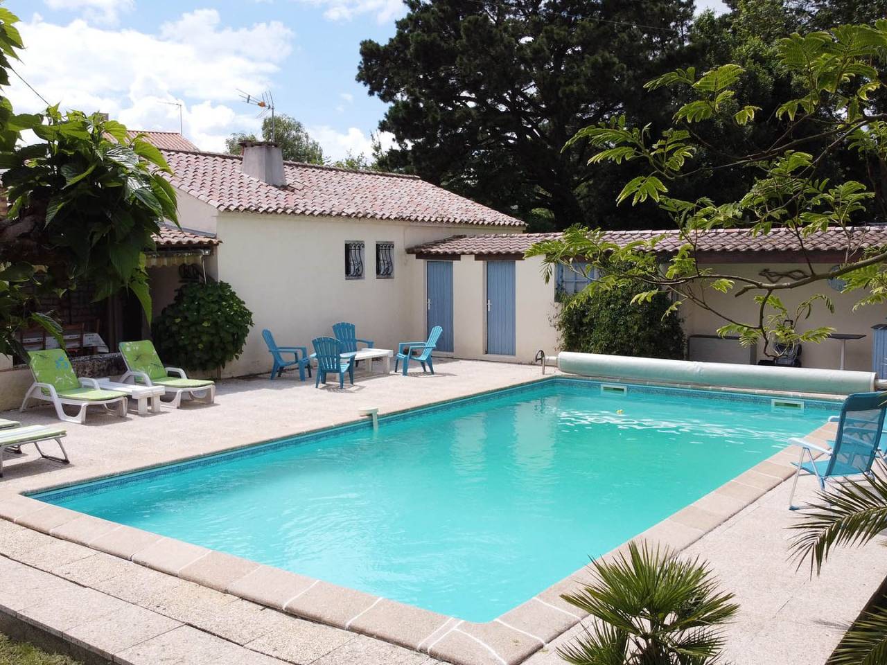 Gîte Le Cottage Bleu, avec piscine et jardin in Lairoux, Fontenay-le-Comte
