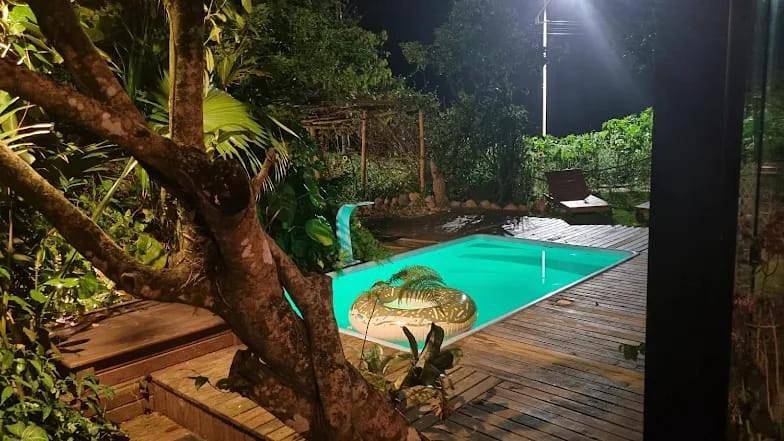 Pousadas para 2 pessoas, com piscina e balcão e ainda jardim and jacuzzi em Penha