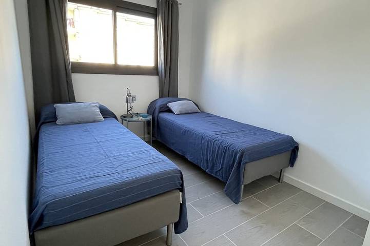 Gîte pour 6 personnes, avec terrasse ainsi que piscine et jardin à Cubelles - 4