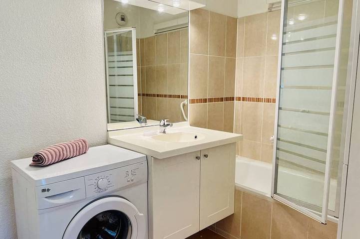 Entire apartment, Cambo: Comfortable T2 Apartment with Wifi and Parking in Cambo-les-Bains, Bayonne region
