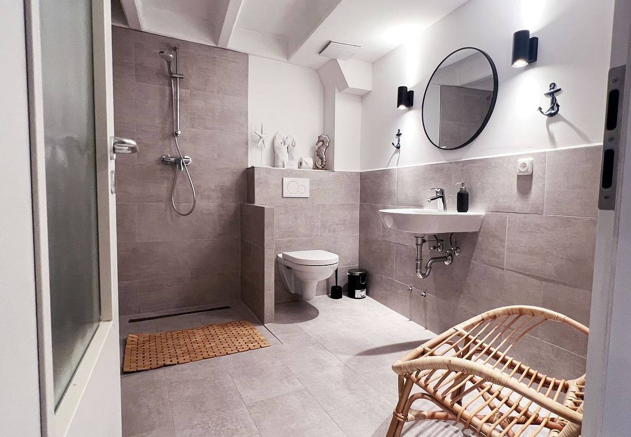 Ganze Wohnung, Moderne Ferienwohnung mit Garten, Strandkorb und Terrasse - 50 Meter zum Strand in Sierksdorf, Ostholstein