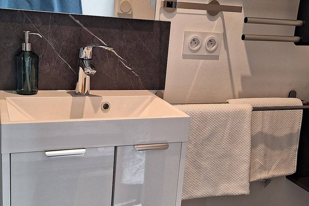 Tiny house facing the Toul marina in Toul