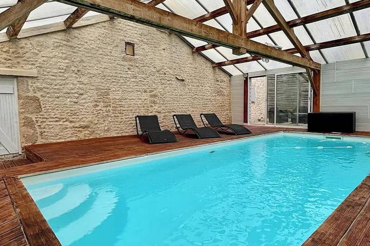 Grande maison familiale avec piscine chauffée in Nalliers, Fontenay-le-Comte