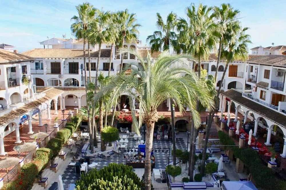 Apartamento entero, Moderno apartamento de 1 cama con impresionantes vistas a la plaza Villamartin in Brisas y Golf, Orihuela