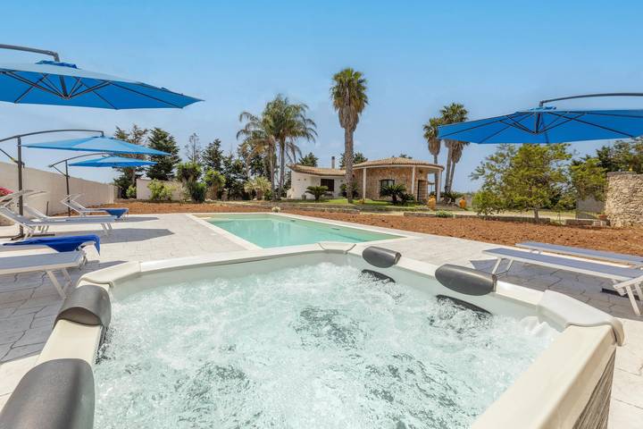 Villa per 7 persone, con Balcone e Balcone/Terrazza nonché Idromassaggio e Giardino a Alliste