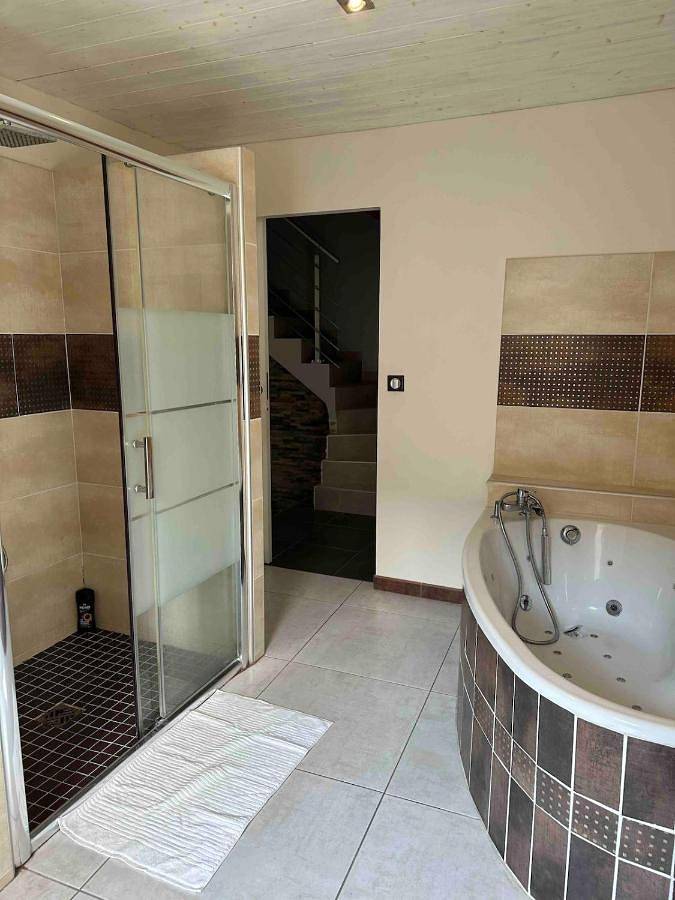 Gîte pour 5 personnes, avec jacuzzi à Baix