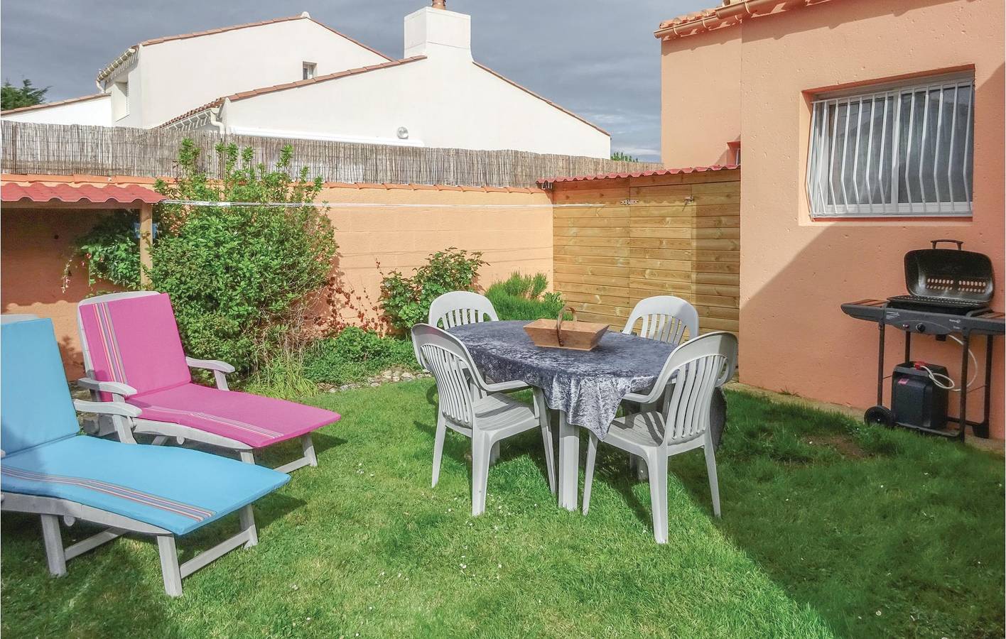 Beachside Haven: 90m², Babybett, TV, Parkplatz, Garten & WiFi in Olonne-sur-Mer, Les Sables-d'Olonne