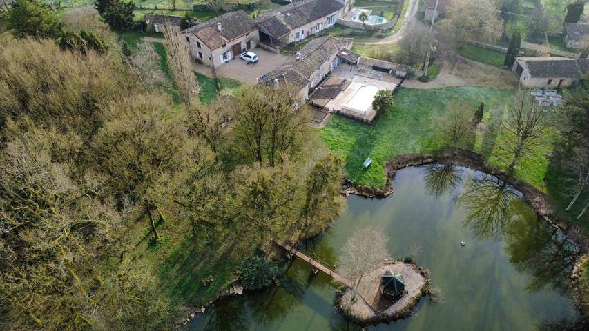Location de vacances pour 8 personnes, avec vue ainsi que jardin et piscine à Messé - 4