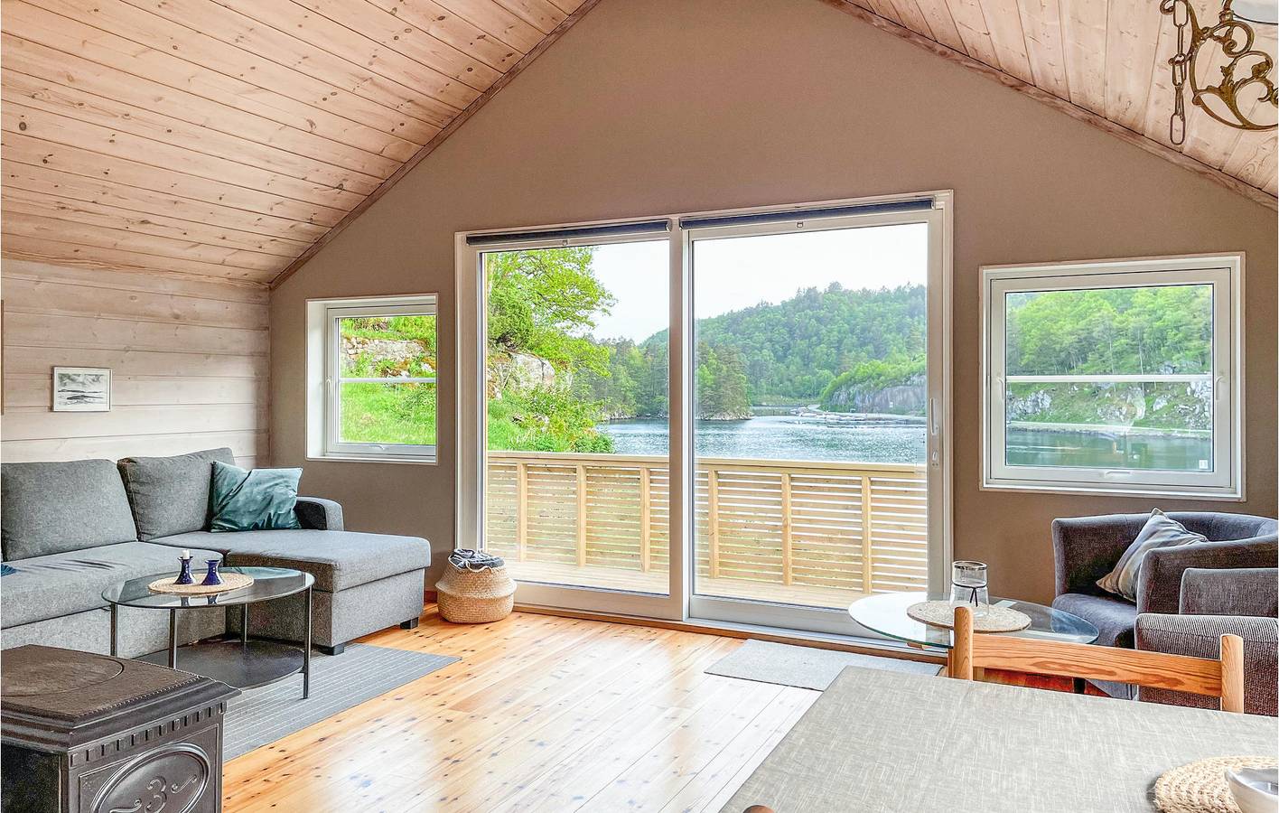 Feriehus for 7 personer med hage in Lyngdal