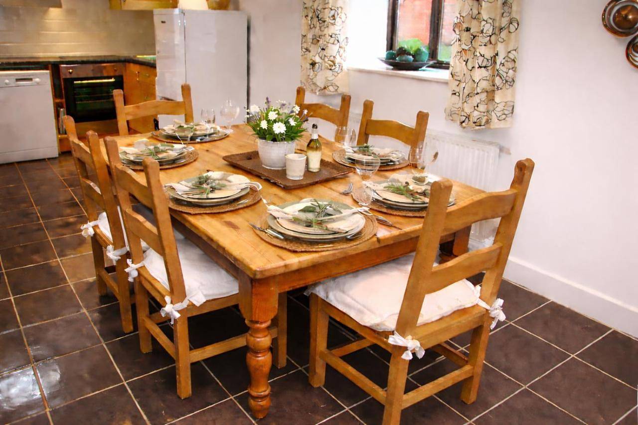 Romeo Cottage - Sleeps 4 - Open Plan Barn - Private Hot Tub & Garden in Wilmcote, Warwickshire
