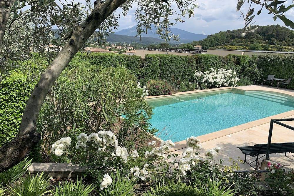 Self-catered villa with private pool in a flowery garden with trees in Vaison-la-Romaine, Parc naturel régional du Mont-Ventoux