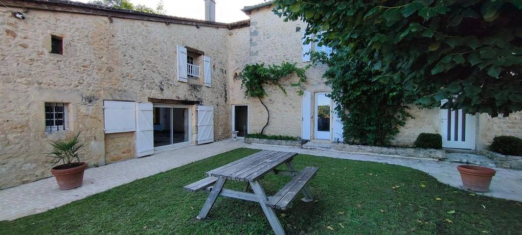 Location de vacances pour 10 personnes, avec piscine et jardin à Varaignes - 3