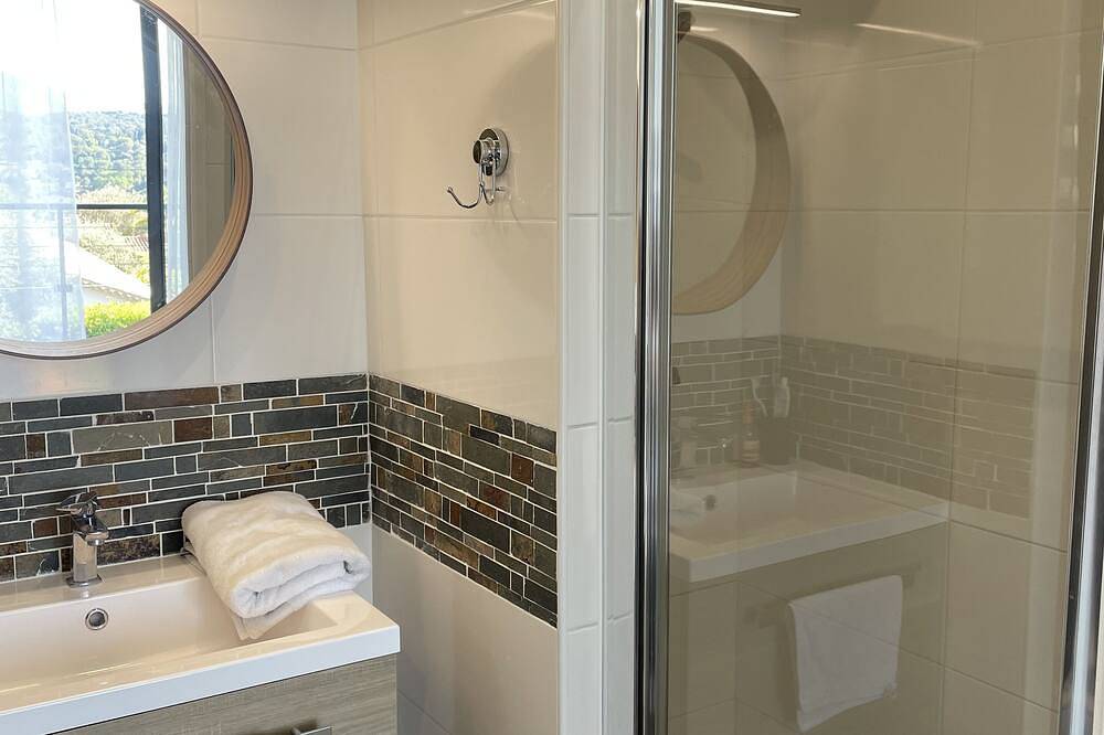 Renovated family home with secure swimming pool in Grasse, Cannes region