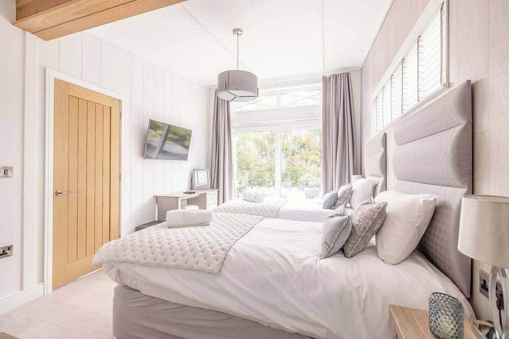 Luxury Windsor Marina Lodge| Hot Tub By Tempstay in Windsor, Berkshire