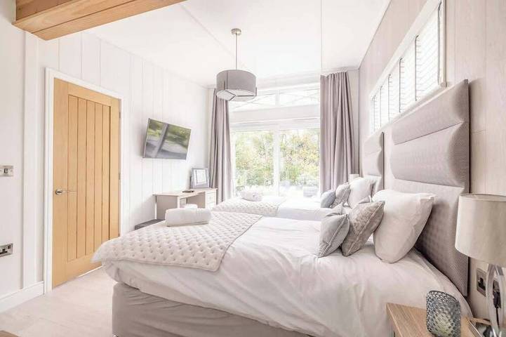 Luxury Windsor Marina Lodge| Hot Tub By Tempstay in Windsor, Berkshire