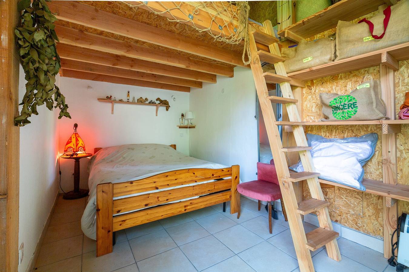Apartamento vacacional entero, Tiny Home « Logement Bourbon - Corazón de Ardèche » con terraza privada, jardín y Wi-Fi in Lamastre, Parc naturel régional des Monts d'Ardèche