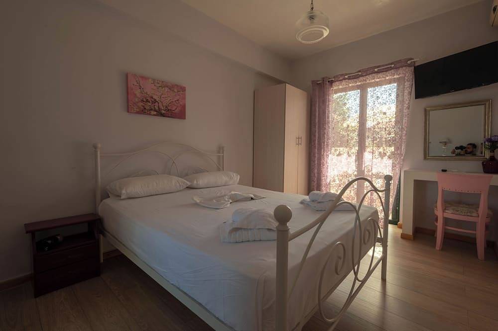 Cozy rooms only 2' walk from beach in Plános, Zante