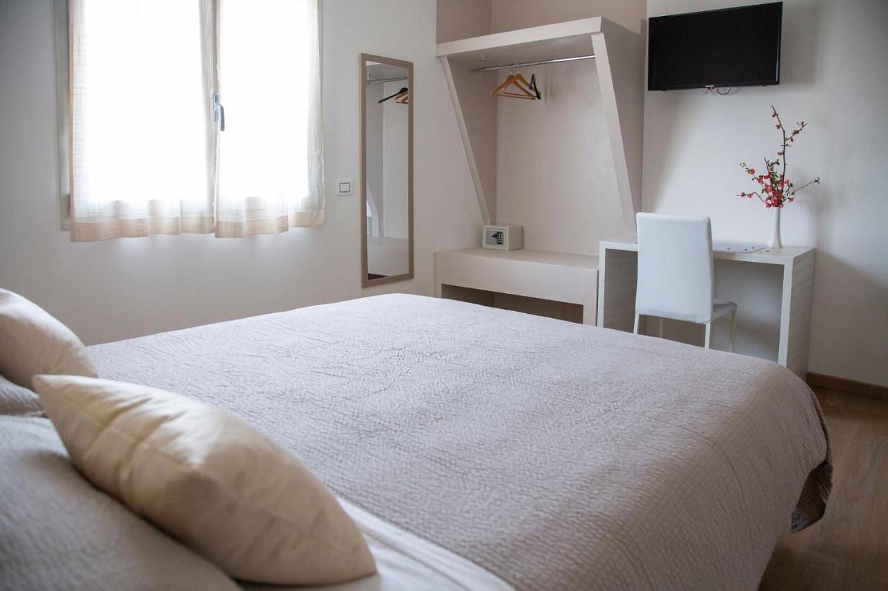 Double or Twin Room with Private Bathroom in Módena, Módena (província)