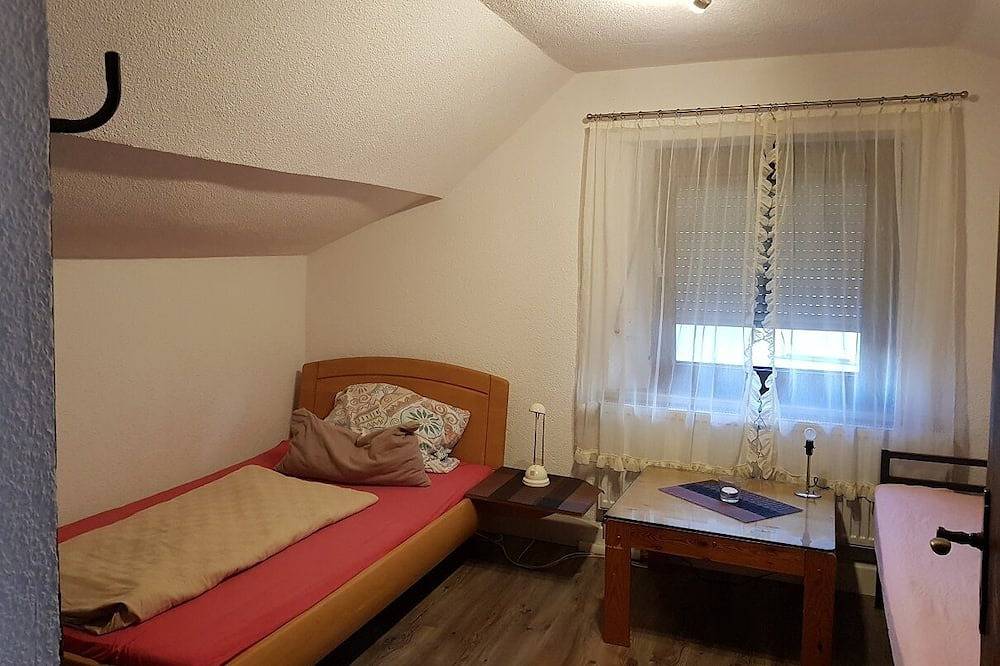 Ganze Wohnung, Ferienwohnung mit 2 getrennten Schlafräumenund neuem Bad in Altenstadt a.d.Waldnaab, Naturpark Nördlicher Oberpfälzer Wald