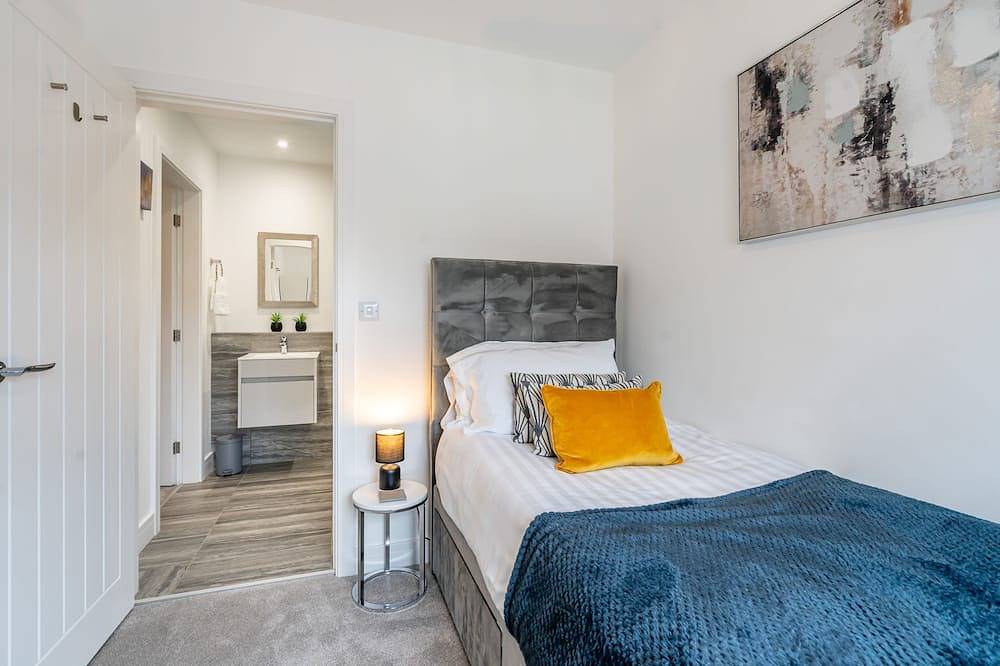 The Ebor House  - sleeps 7 guests in 3 bedrooms with hot tub in York, Yorkshire and the Humber