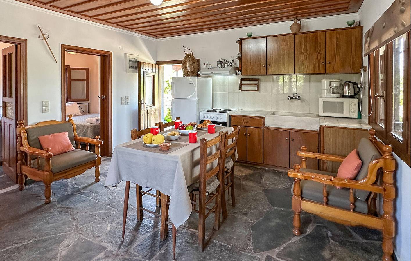 Acogedor Apartamento con Jardín, Terraza, Parking, 200m de la Costa in Agios Andrés, Kynouria