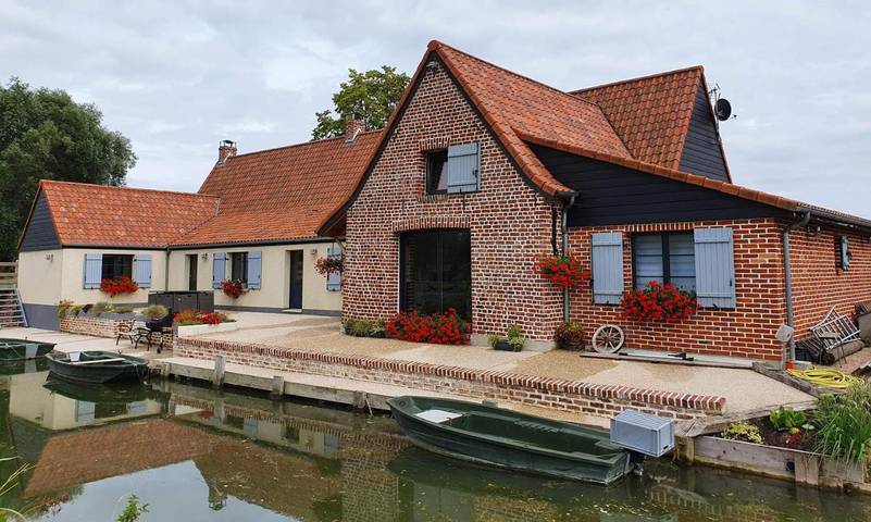 Location de vacances pour 10 personnes, avec Terrasse et Jardin ainsi que Piscine et Vue sur le lac dans Marais des Moines